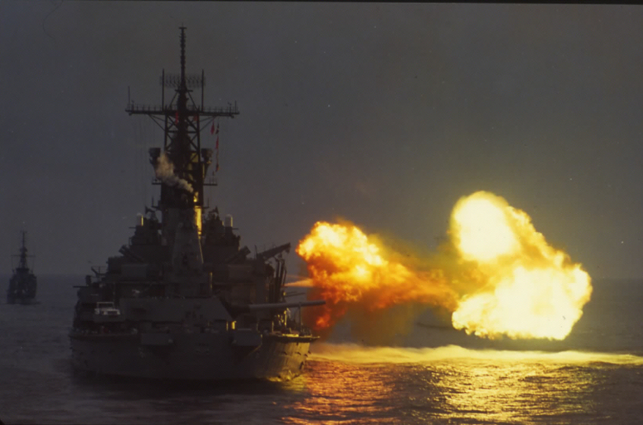 USS%20Missouri-firing%20gun%20from%20ast